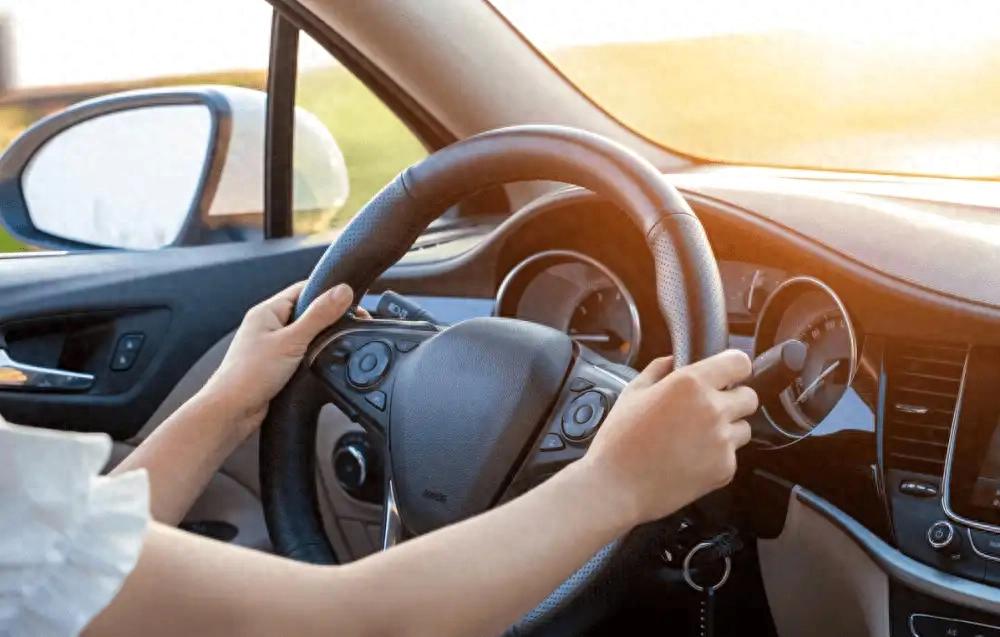 行车安全小技巧：关注环境、应对紧急情况与合理控制车速