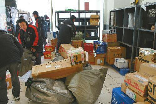 春节临近快递提前停运，年货寄递受阻市民措手不及