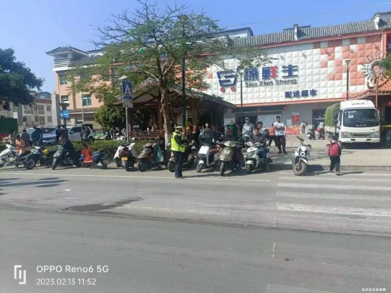 违章高发路段停车乱象整治 交警严管违停保畅通