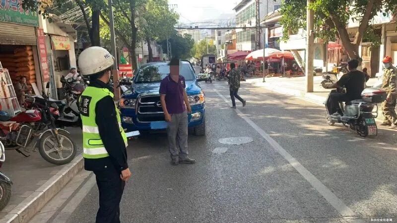 违章高发路段停车乱象整治 交警严管违停保畅通