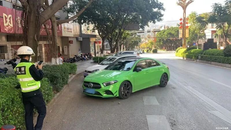 违章高发路段停车乱象整治 交警严管违停保畅通