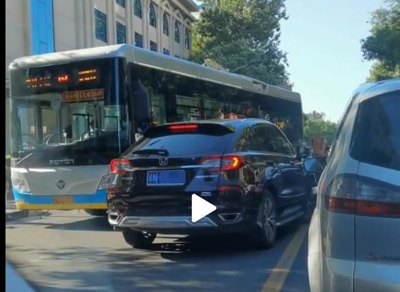 日常遇违法司机别默默吐槽,向交管部门举报这些交通违章