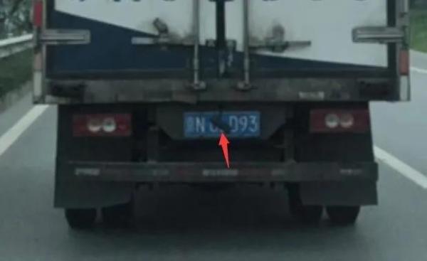 日常遇违法司机别默默吐槽,向交管部门举报这些交通违章