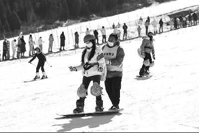 北京冬奥会闭幕，冰雪消费热情持续，特色商品受热捧