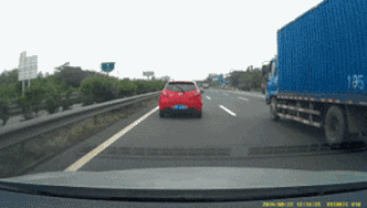 假期高速遇龟速车遭吐槽,超低速行驶危害大