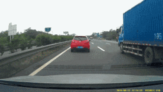 假期高速遇龟速车遭吐槽,超低速行驶危害大