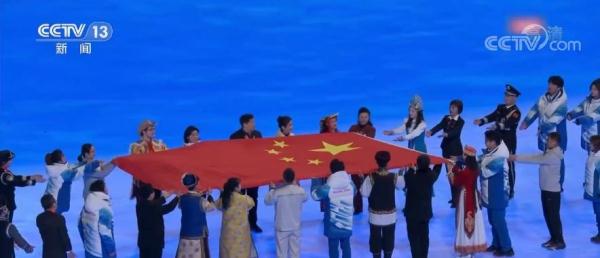 北京冬奥会精彩瞬间：国旗传递、爱心长发与暖心比心