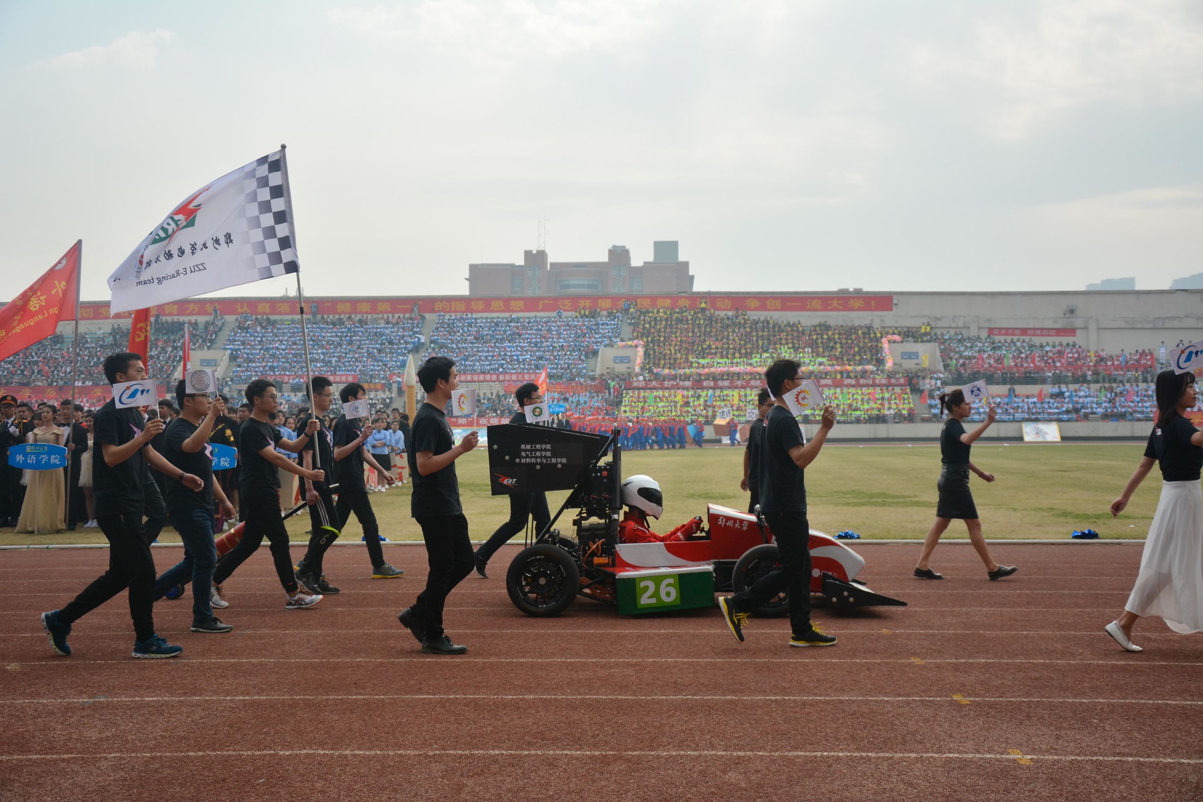 大学运动会上的赛车与航模表演，背后故事超精彩