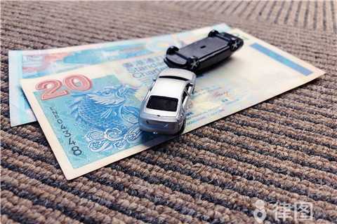 违章停车出事故咋处理？按责任划分赔偿，可协商或走法律途径