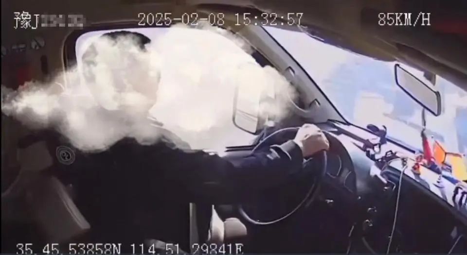 高速客车女乘客与司机激烈争吵致车祸,河南高速交警发声