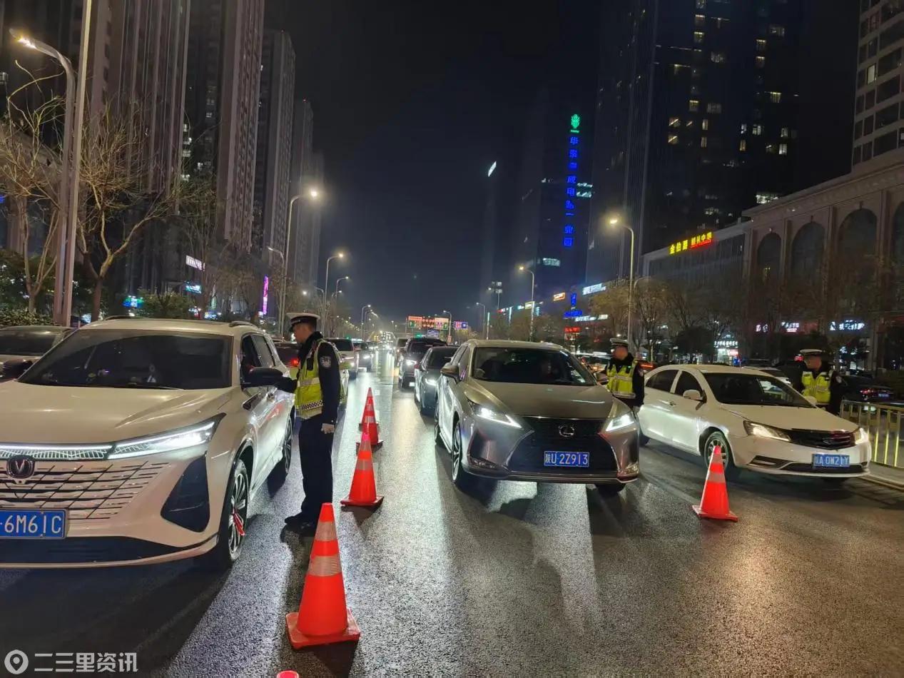 西安经开大队多措并举筑牢春运交通安全防线,整治重点路段违章