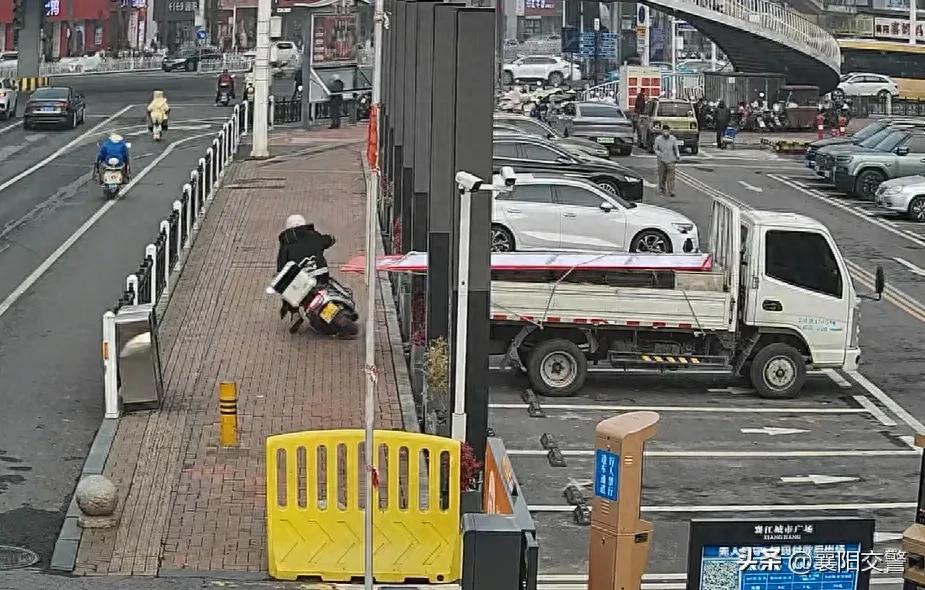 货车超长刮擦路人，路人不究责却举报，细数货车超限危害