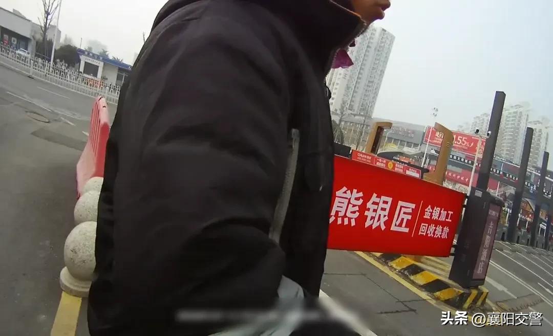 货车超长刮擦路人,路人不究责却举报,细数货车超限危害