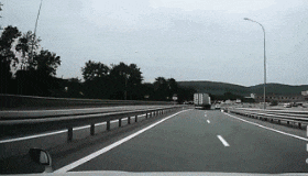 货车超长刮擦路人,路人不究责却举报,细数货车超限危害