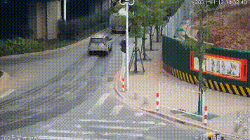 货车超长刮擦路人,路人不究责却举报,细数货车超限危害