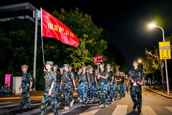 新学期各大高校开展新生军训，锻炼体能培养爱国情怀