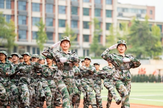 新学期各大高校开展新生军训,锻炼体能培养爱国情怀