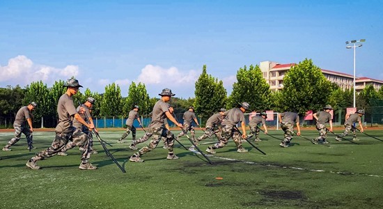 新学期各大高校开展新生军训,锻炼体能培养爱国情怀