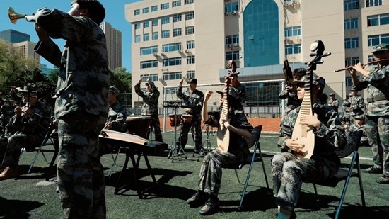 新学期各大高校开展新生军训,锻炼体能培养爱国情怀