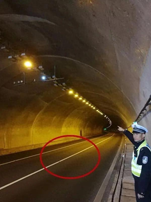 隧道违法变道被拍车主晒记录感叹：原来监控还能这样