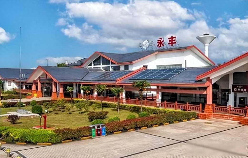 高速服务区：吃饭省钱，加油赚钱，广告位也能创收