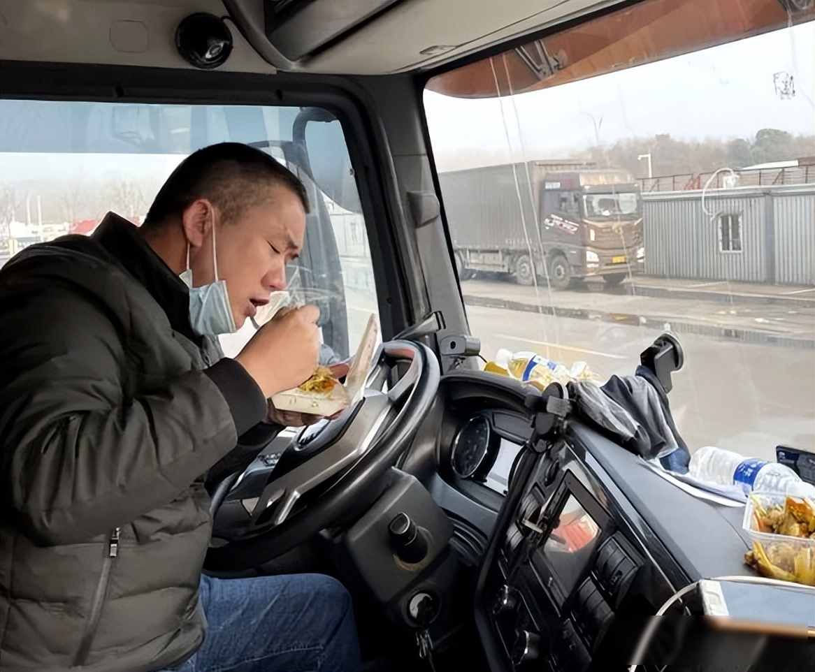 高速服务区:吃饭省钱,加油赚钱,广告位也能创收