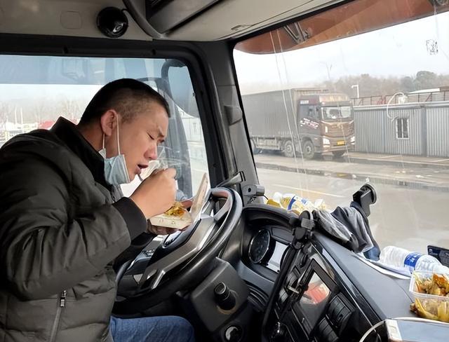 高速服务区大变样!盈利点从单品贵到业态多,增量在新能源