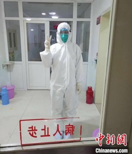 山西医护夫妇因疫情隔离:面对面交流只能靠对讲机