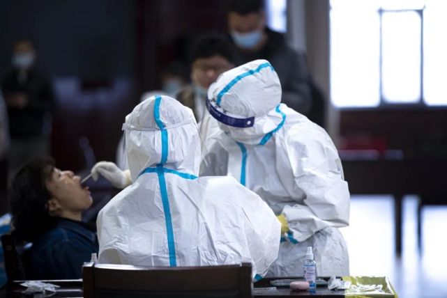 扬州核酸检测点混乱致多人感染，已出现三代传播